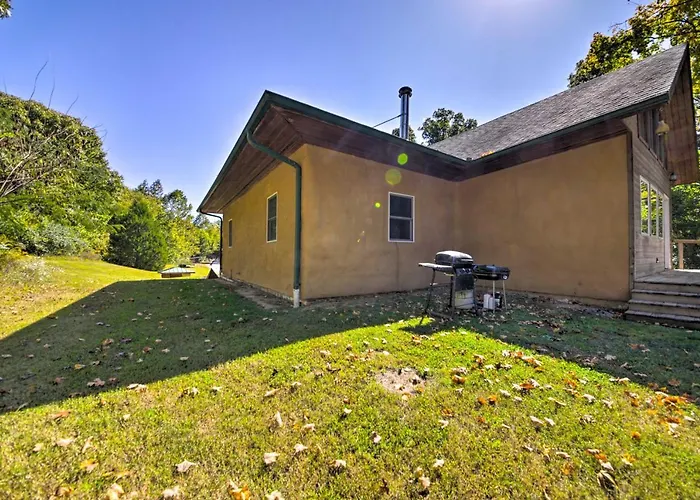 Peaceful Custom Carbondale Home W/ Deck, Near Siu!