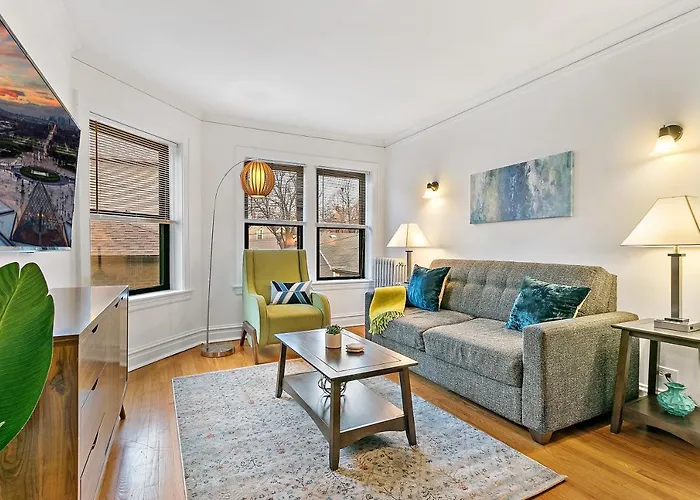 Furnished 1Br Apt With Natural Light & King Beds - Larchmont All Rep