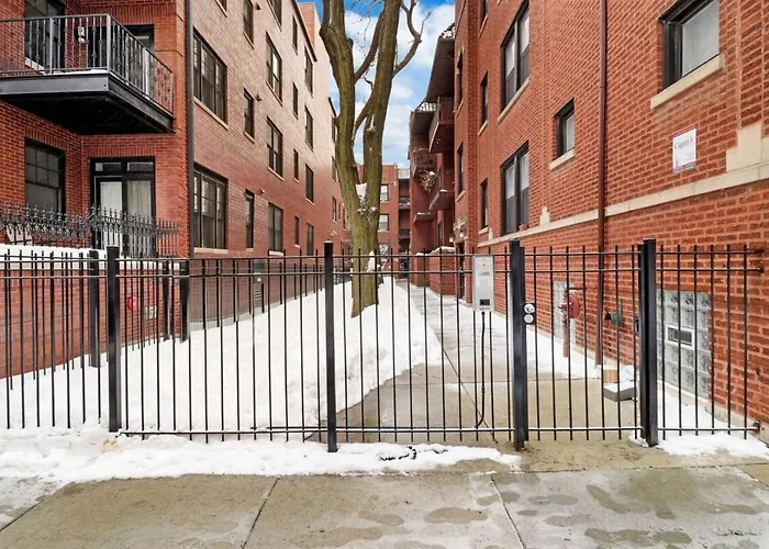 Chic & Updated Studio Apt In East Lakeview - Barry S1