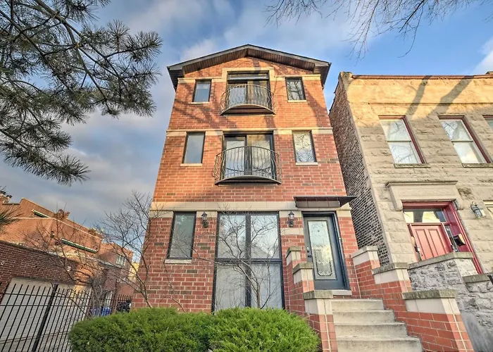 Chicago Condo W/ Balcony: Walk To Cta Stations!
