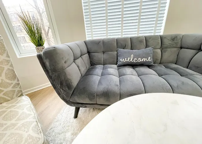 Wrigleyville Friends Unit - 5Bdrm