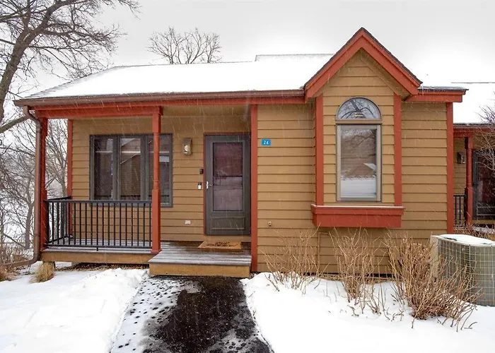 Peaceful 2-Bedroom Townhome Retreat W/Wooded View
