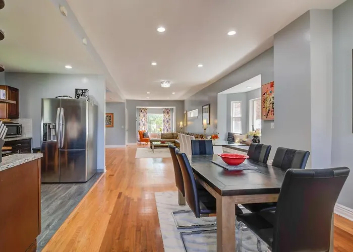 Spacious 5-BR House near Transit w Parking