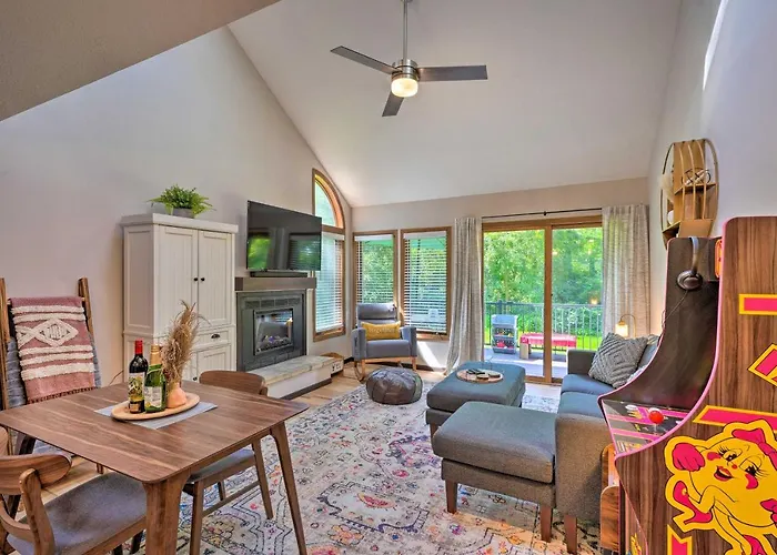 Family-Friendly Galena Townhome With Community Pools