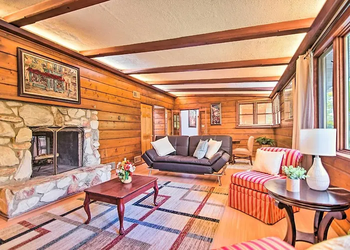 Fenced Yard: Fox River Grove Home, Dogs Welcome