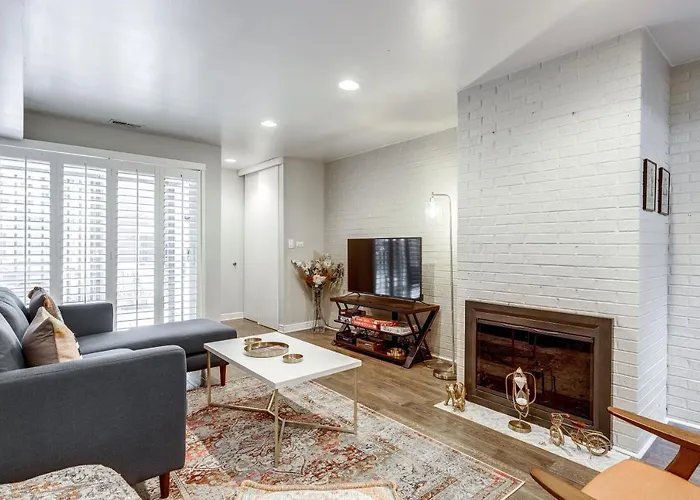 Charming & Bright Multilevel Townhome With Parking