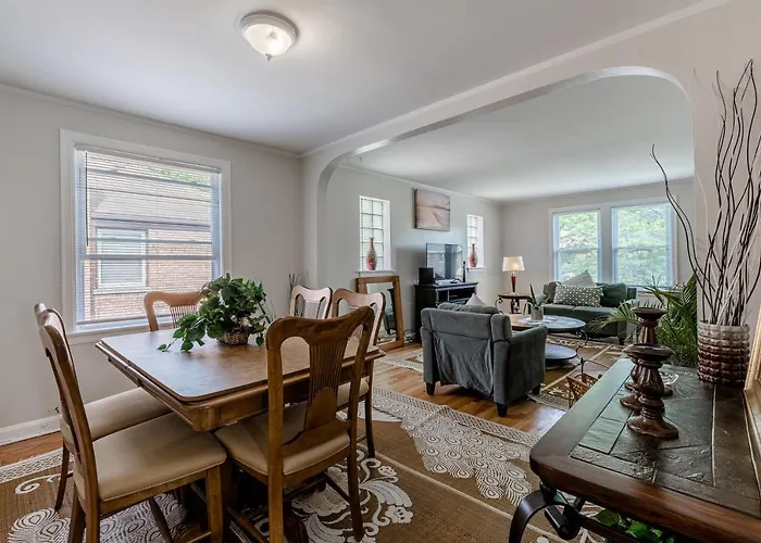 Enjoy Evanston! Slow Down After A Busy Day Sight Seeing - Walking Distance From Public Transportation Apts
