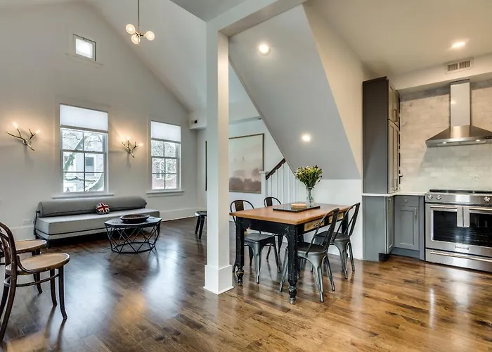 Old Town Chicago At It'S Finest! Pet Friendly & Recently Renovated Top-Floor Condo Has Everything You Need For A Perfect Windy City Getaway Condo