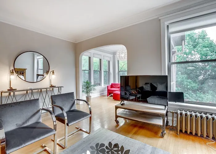 Comfortable Vintage North Side Retreat For 8