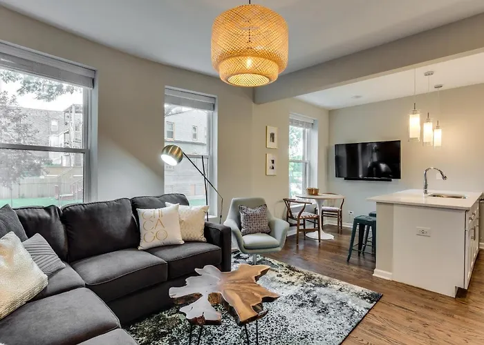 Vibrant & Stylish 4 Bed Condo Near Humboldt Park