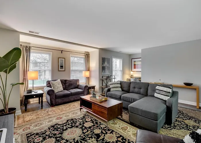 Walk To The United Center! No Easier Way To See Your Bulls And Blackhawks In Action! Apts