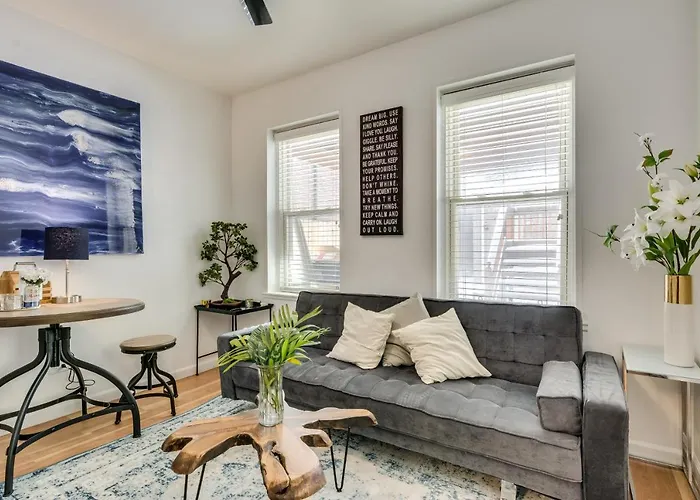 Cozy 2Br West Town Apt, Ideal For Mid-Term Stays