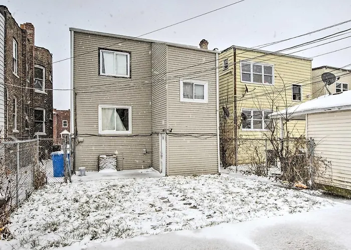 Quiet Chicago Townhome: Walk To Subway Stations