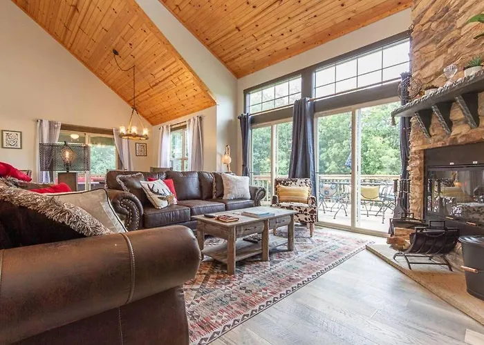 Gorgeous Cabin 3Bdrm/3Bth, Hot Tub, Fireplace, Kid/Pet Friendly