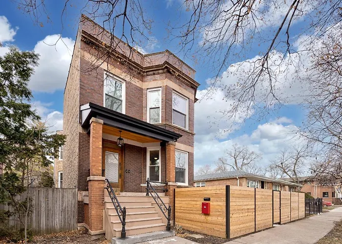 Avondale Condo Near Classic Bars, Eateries, And More! Condo