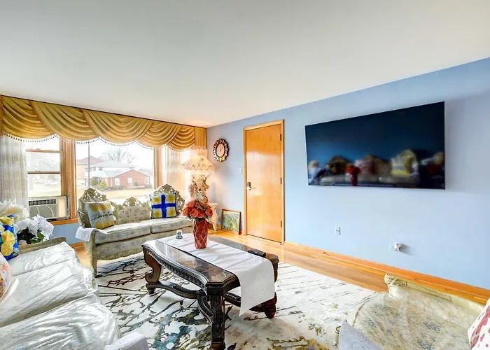 Oak Lawn Apartment ~ 2 Mi To Ford City Mall!