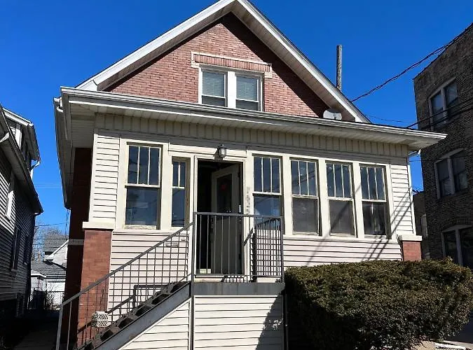 Sunny 2 Bedroom Apartment West Of Chicago In Quaint Forest Park Center