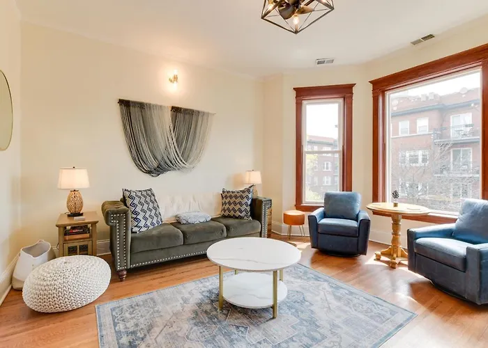 Chic Chicago Apartment About 1 Mi To Wrigley Field!