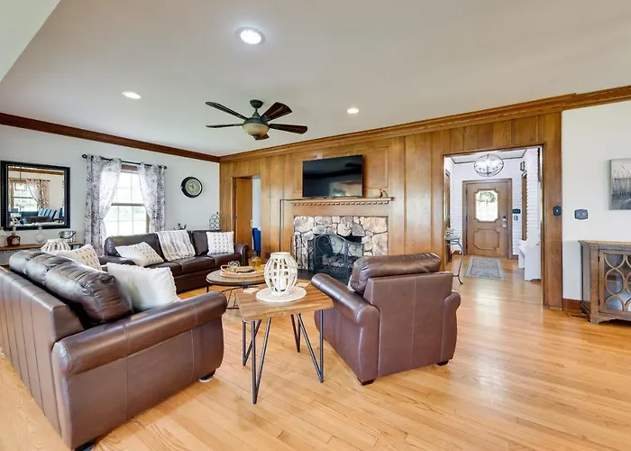 Pistakee Lake Estate W/ Boat Dock & Hot Tub!