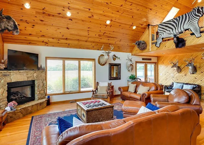 Pet-Friendly Vienna Cabin W/ Screened-In Porch!