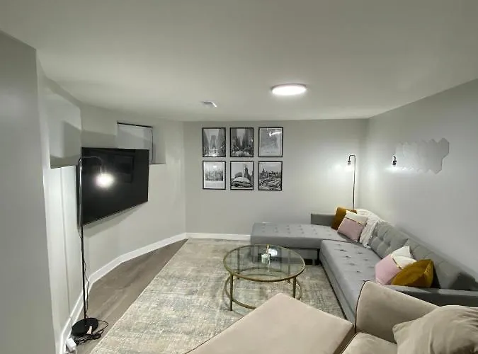 Stylish Urban Retreat 3 Bedroom Close To Downtown