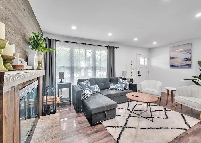 Comforting Retreat Near Woodfield Mall Home