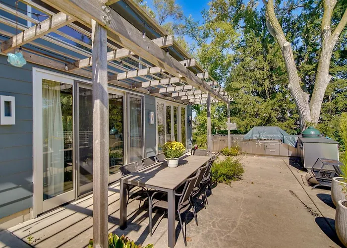 Riverfront Libertyville Retreat W/ Outdoor Kitchen