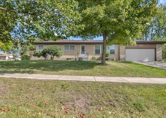 Prime Location, Cozy & Spacious Home In Schaumburg