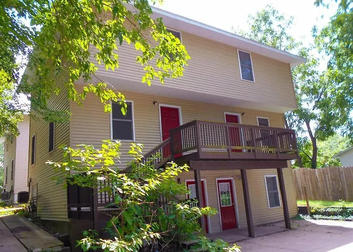 Charming 3 Bedroom And 2 Ba Apartment On W Elting Street