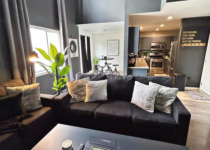 Beautiful Loft Style Townhouse-Vaulted Ceilings