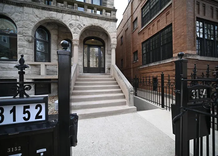 City Villa Sleeps 10-20 Free Tv & Parking