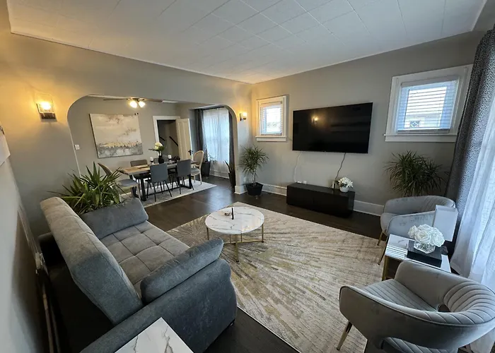 Spacious Retreat Near Convention Centers Home