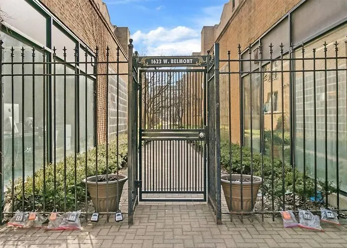 Well-Equipped Studio Apartment In The City! - Belmont B13