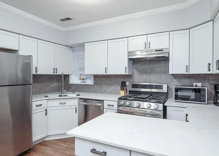 Beautiful Remodeled Penthouse Unit In Old Town
