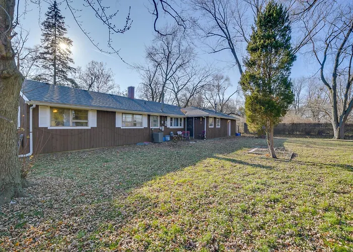 Country Club Hills Home: Walk To Rec Center!