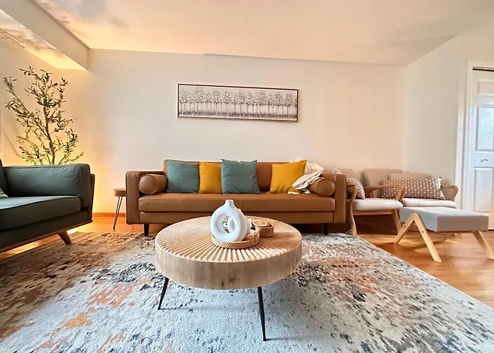 Cozy 3 Bdr Retreat In A Prime Location