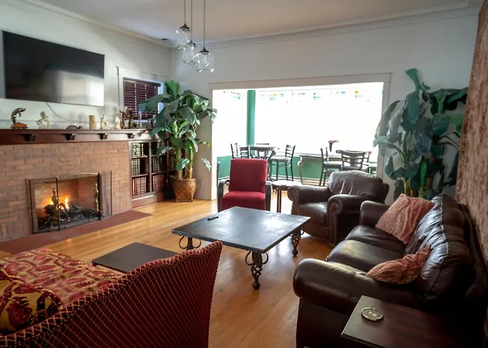 Bootlegger House Sleeps 10-20 Free Tv & Parking