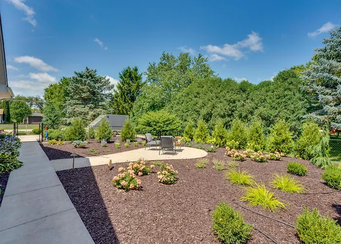 Peaceful Harvard Vacation Rental: 3 Mi To Town!