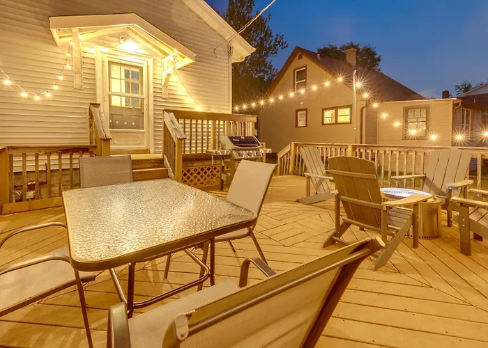 Westmont Home W/ Hot Tub! Walk To Metra Station