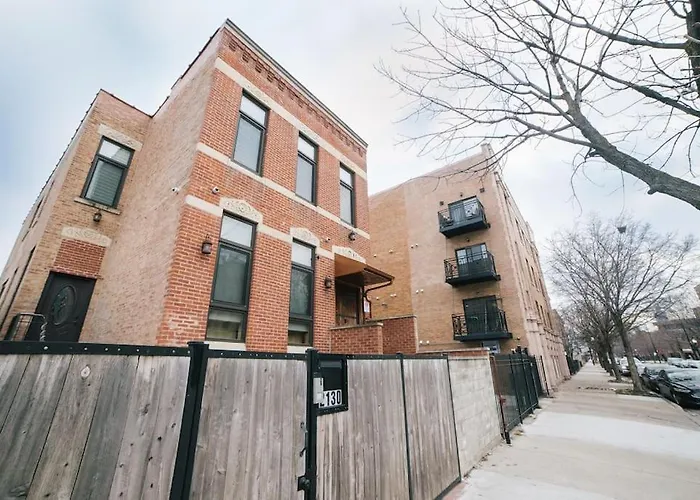Chicago Mid-Century Gem Steps From United Center