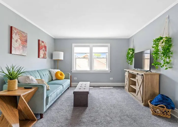 Norwood Park/Edison Park! Workstation & In-Unit Laundry! 2Nd Floor Apt