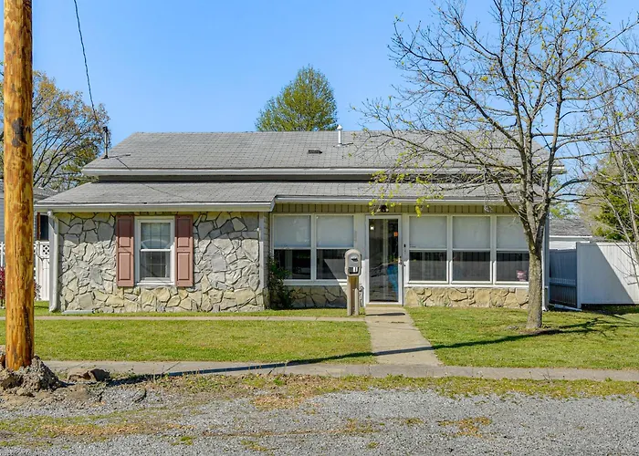 Harrisburg Home W/ Private Yard + Screened Porch!