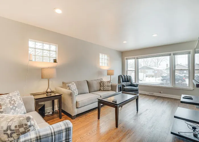 Chicago Home In Quiet Area W/ Fenced-In Backyard