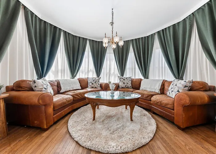 Beautiful Condo - King Bed - Free Waffle Breakfast