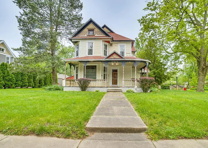 Charming Champaign Victorian W/ Deck!