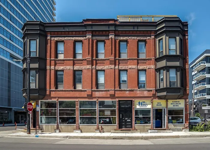 Beautifully Remodeled Second Floor Flat In River North With Private Rooftop - 2S