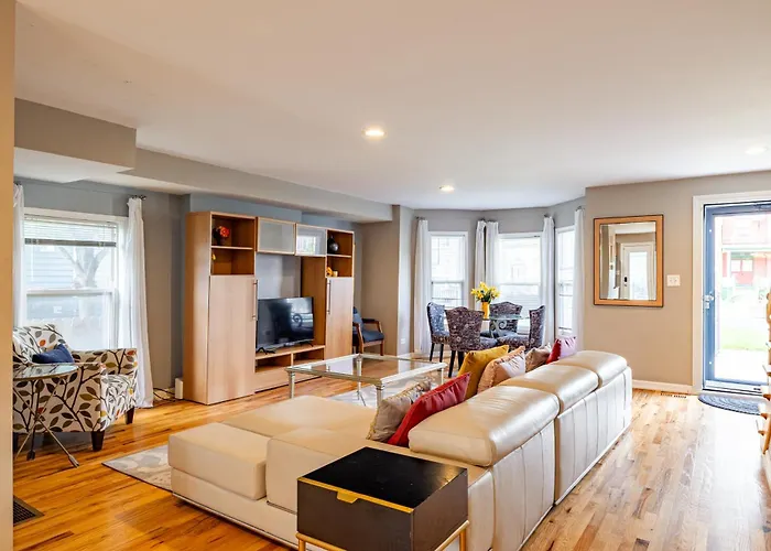 Spacious Row Home Next Transit Near Downtown W Parking