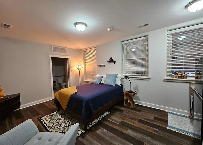 Cute + Cozy Studio At The Inman - 207