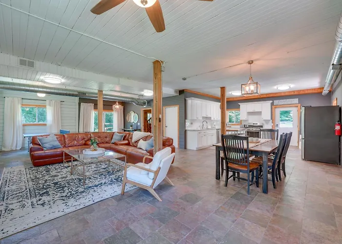 Peaceful Warrenville Home: 1 Mi To Herrick Lake!