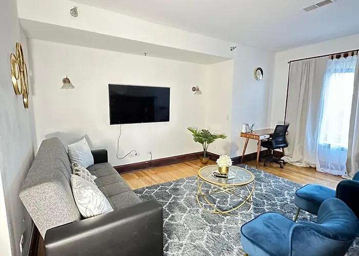 Luxury 2 Bed 2 Bath In Chicago With Free Parking